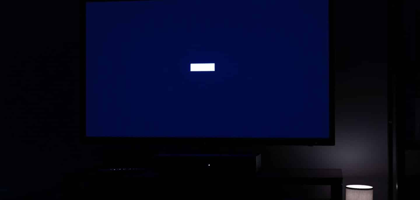 Téléviseur affichant un message d’erreur flou au-dessus d’un décodeur TV